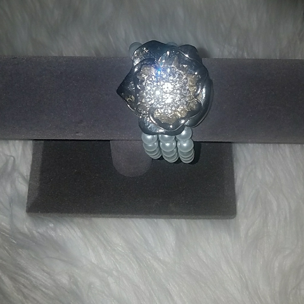 Beautiful pearl and rhinestone bracelet